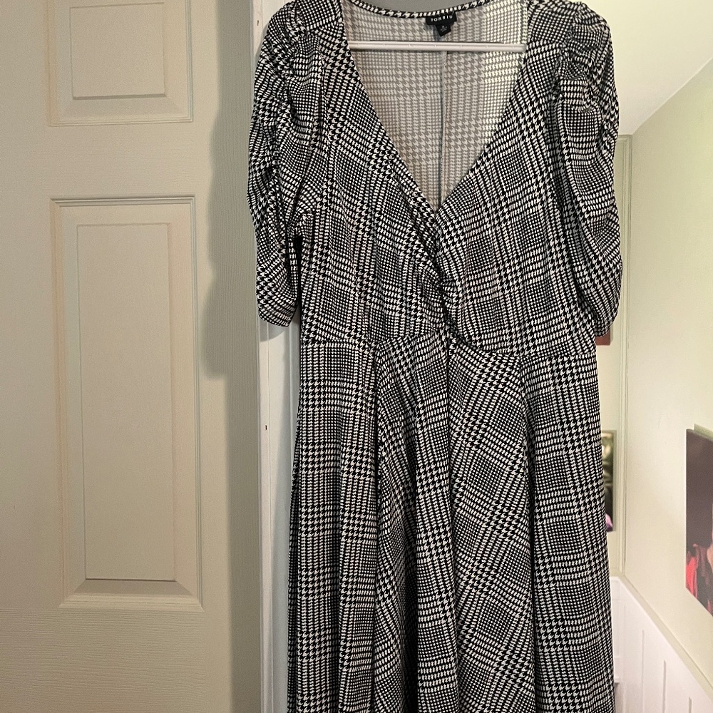 Torrid houndstooth dress w/sweetheart collar.